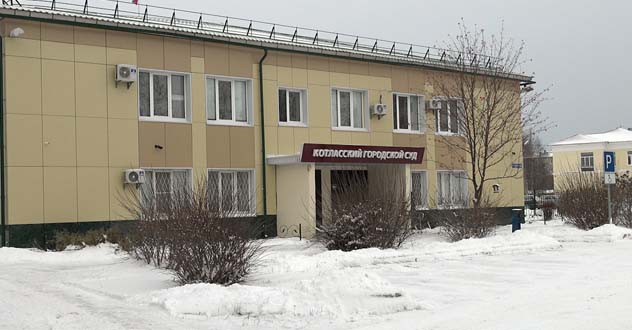 Первые процессы: отстранённые от работы непривитые котлашане ищут справедливости в городском суде.