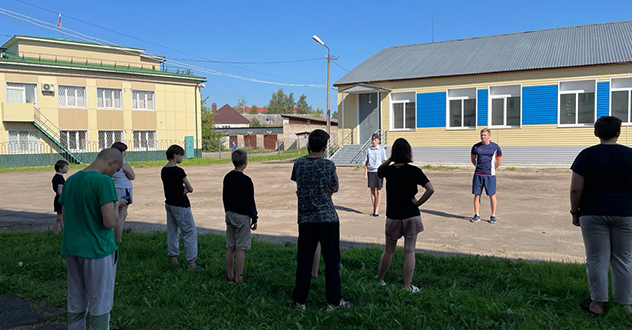 К дню физкультурника "Зарядка со стражем порядка"