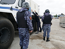 Подразделения Росгвардии провели учебную тренировку по защите объектов Архангельского морского торгового порта