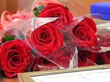 Начальник УМВД России по Архангельской области поздравил с днем службы сотрудников сразу нескольких подразделений