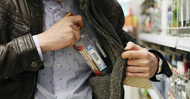 В Архангельске задержан подозреваемый в краже спиртного из магазина