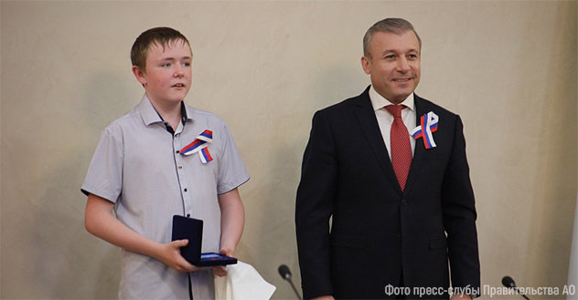 В День России в Архангельске вручили первые паспорта школьникам и награды юным героям