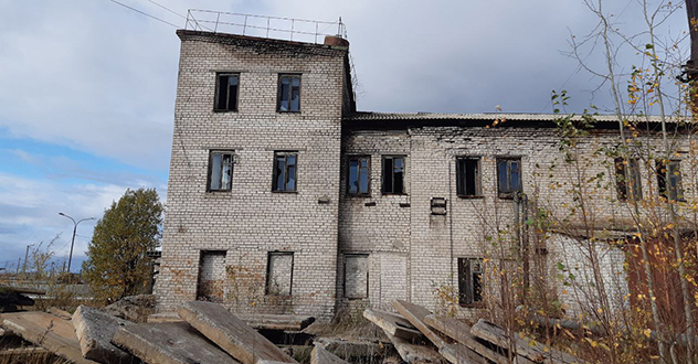 В Холмогорах после вмешательства прокурора органом местного самоуправления снесена заброшенная котельная