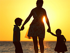 Прокурор Няндомского района в судебном порядке добился восстановления на работе незаконно уволенной матери двоих несовершеннолетних детей