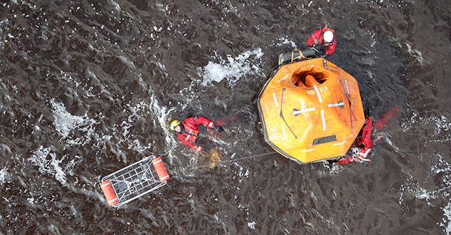В Белом море прошли учения по поиску и спасению людей