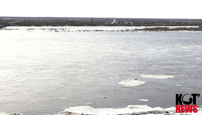 Под мостом чистая вода, но голова ледохода на границе с Котласским районом