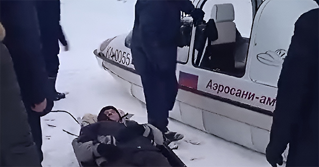 Через Северную Двину пожарные АГПС и ГЗ переправили больного на аэролодке