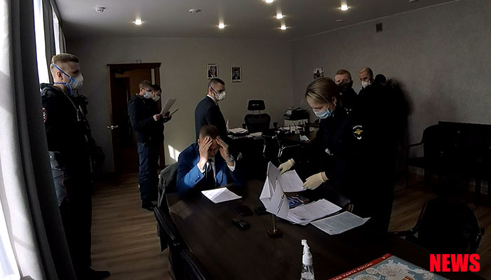 Руководителя Сольвычегодского отделения Северной железной дороги вывели с рабочего места в наручниках