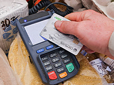 Житель г. Архангельска пойдет под суд за кражу денег с банковской карты несовершеннолетнего