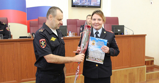 Начальник УМВД России по Архангельской области поздравил с днем службы сотрудников сразу нескольких подразделений